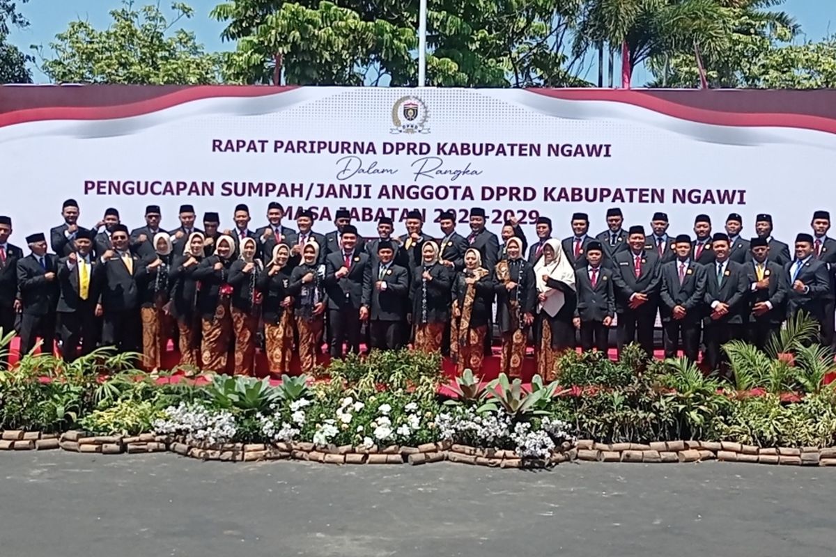 Empat puluh empat Anggota DPRD Kabupaten Ngawi resmi dilantik harinini di Pendopo Widiya Graha Kabupaten Ngawi sementara 1 anggota dewan mengikuti pelantikan secara zoom karena sakit.