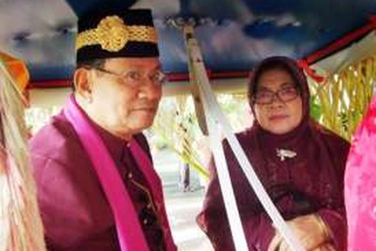 Medi Botutihe bersama istri, Hadidjah Suratinojo saat menghadiri Walima di masjid Baiturrahim dengan menaiki bendi tua warisan pemimpin Gorontalo masa lalu. Ia adalah wali kota Gorontalo terakhir yang menaiki bendi warisan pembesar Gorontalo.