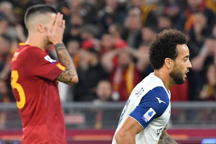 Penyerang Lazio asal Brasil, Felipe Anderson (depan) melakukan selebrasi usai menjebol gawang AS Roma dalam laga Serie A alias Liga Italia 2022-2023 di Stadion Olimpico, 6 November 2022.