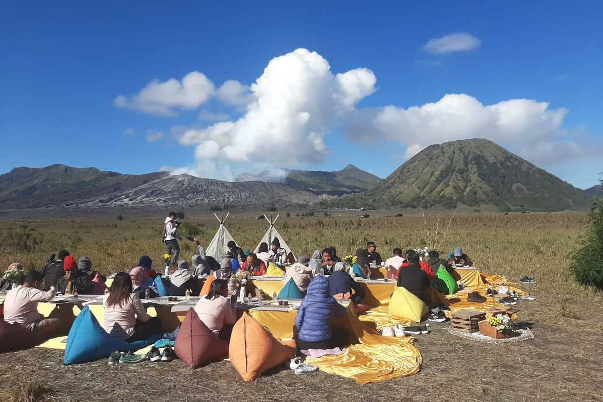 Piknik santap pagi menghadap gunung Bromo.