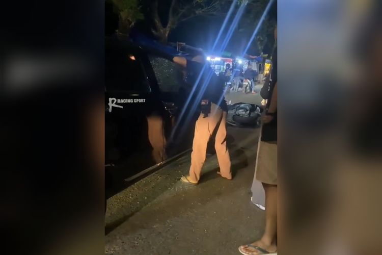 Foto Viral Dua Anggota Komcad Rusak Mobil Warga Di Makassar