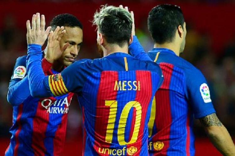 Trio MSN, Lionel Messi, Luis Suarez, dan Neymar, merayakan gol Barcelona ke gawang Sevilla pada pertandingan La Liga di Stadion Ramon Sanchez Pizjuan, Minggu (6/11/2016). 