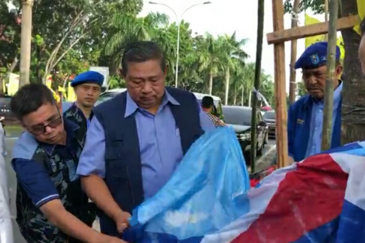 Ketum Partai Demokrat SBY melihat atribut penyambutan dirinya di Pekanbaru, Riau, dirusak orang tidak dikenal, Sabtu (15/12/2018).