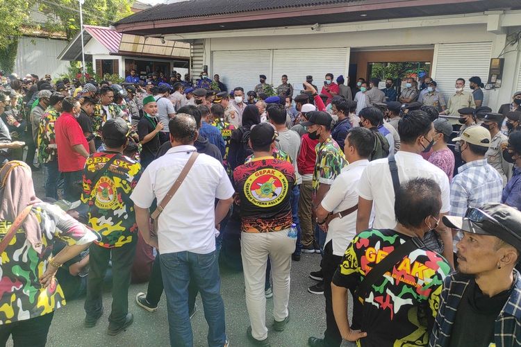 Massa mendemo PT Bayan Resource, mempertanyakan aliran dana kepada tiga perguruan tinggi di Pulau Jawa.