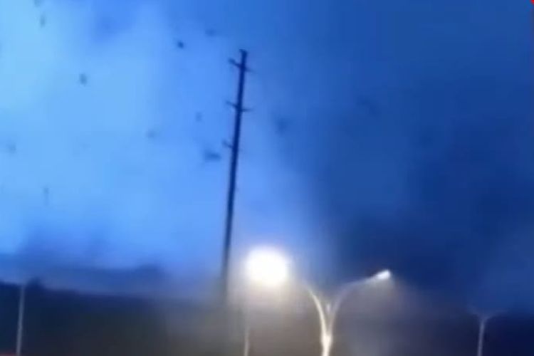 Dua tornado menghantam kota Wuhan dan Suzhou pada Jumat (14/5/2021). [SS/Youtube/CN News] 