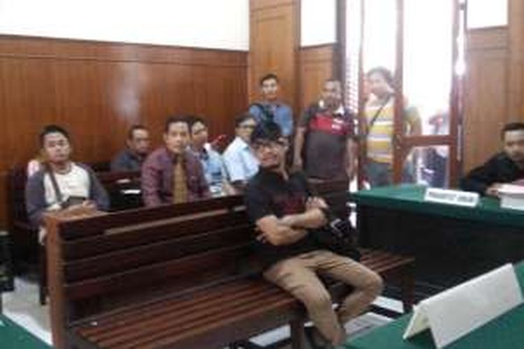 Gitaris Radja, Moldyansyah menghadiri sidang di PN Surabaya, Selasa (14/6/2016)