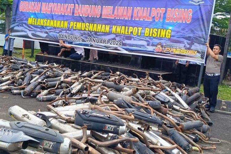 Polisi tengah mempersiapkan belasan ribu knalpot bising yang akan dihancurkan di Mapolrestabes Bandung, Senin (8/1/2024)