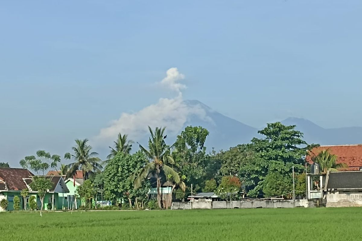 Penampakan Gunung Semeru pagi ini tampak cerah (6/12/2022). Kemenhub memastikan operasional penerbangan di bandara sekitar Gunung Semeru, Jawa Timur, beroperasi dengan normal.