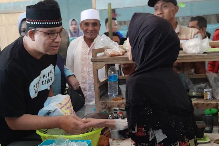 Foto: Bacapres Anies Baswedan kunjungi Pasar Panji di Kabupaten Situbondo Provinsi Jawa Timur pada Selasa (8/8/2023).
