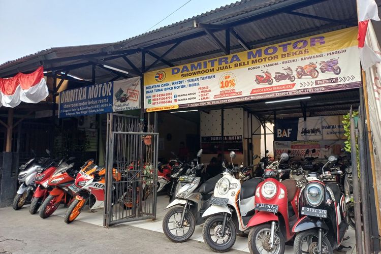 Salah satu showroom motor bekas bernama Damitra Motor yang terletak di bilangan Jagakarsa, Jakarta Selatan, Minggu (3/9/2023). 