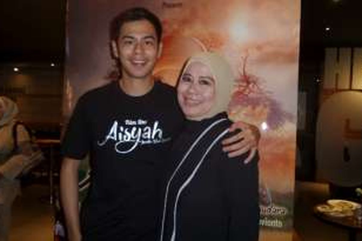 Dewi Yull (kanan) dan Surya Sahetapy hadir dalam gala premiere film Aisyah: Biarkan Kami Bersaudara di CGV Blitz Grand Indonesia, Jakarta Pusat, Senin (2/5/2016) malam.