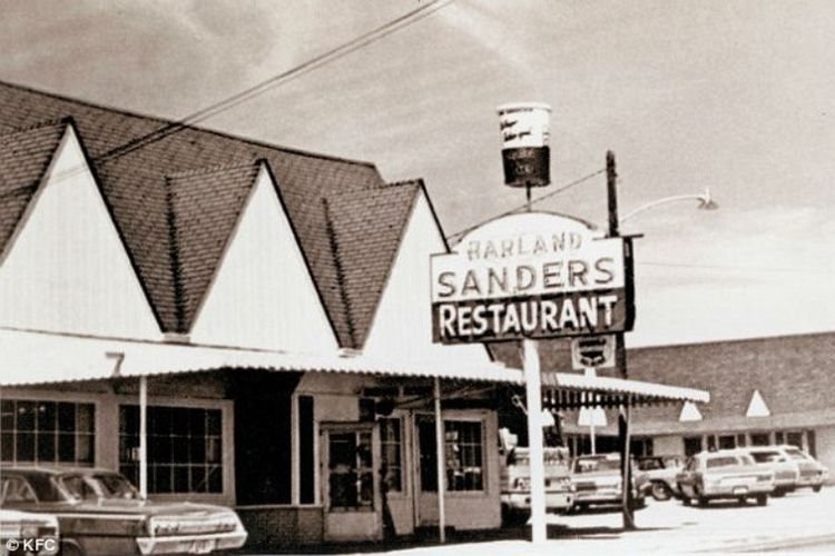 Restoran pertama Colonel Sanders, Harland Sanders Restaurant, yang juga motel di pinggir jalan. Di sini, dia menjual ayam gorengnya, meski butuh waktu bertahun-tahun sebelum dia menyempurnakan resepnya. (Daily Mail)