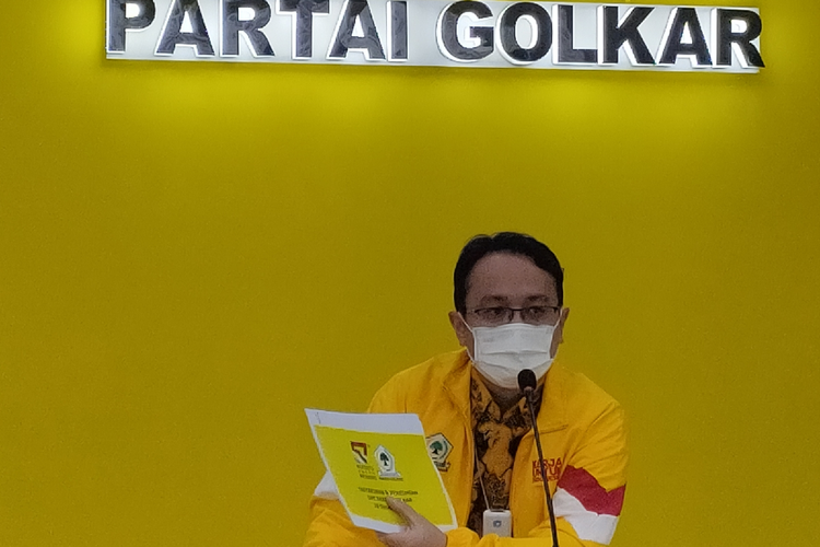 Ketua Panitia Penyelenggara HUT ke-57 Golkar Jerry Sambuaga di Kantor DPP Golkar, Jakarta, Senin (18/10/2021).