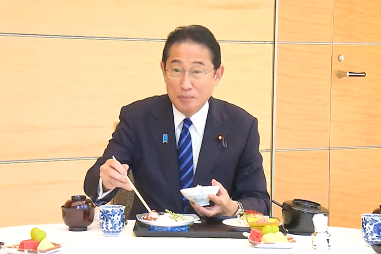 Tangkapan layar PM Jepang sedang menyantap ikan dari laut Fukushima.