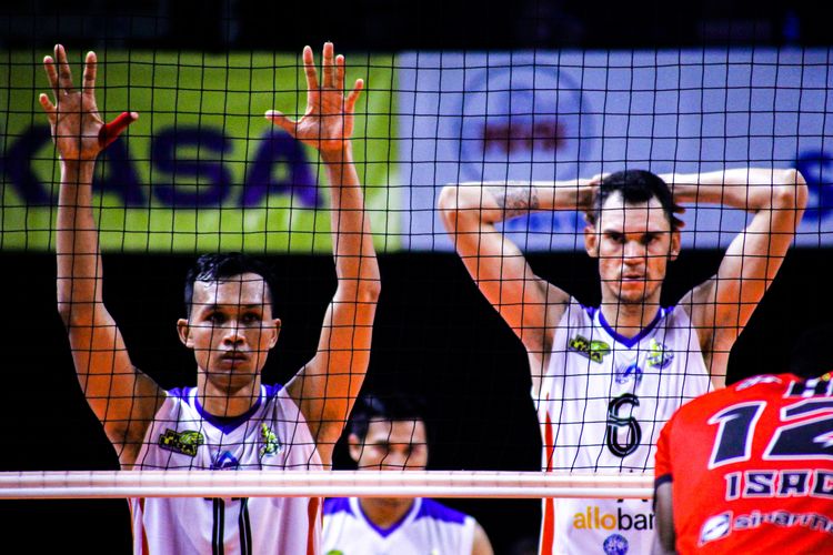 Middle blocker Jakarta LavAni Allo Bank, M Malizi (kiri) berdiri di samping rekannya, Leandro Martins (kanan), saat beraksi melawan Jakarta STIN BIN pada laga penutup Proliga 2023 di GOR Sritex Arena, Surakarta, Minggu (12/3/2023) malam WIB.