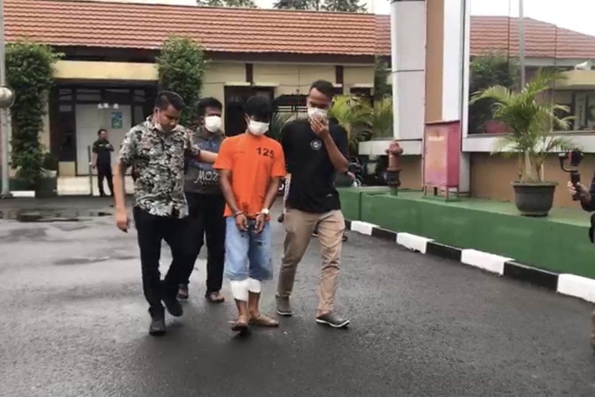 Kondisi pelaku pembunuhan wanita pelayan warung nasi di Kabupaten Tangerang, yang terpaksa ditembak polisi dibagian kakinya. Pelaku dihadirkan dalam konferensi pers di Polres Tangerang Selatan, Rabu (1/3/2023). 