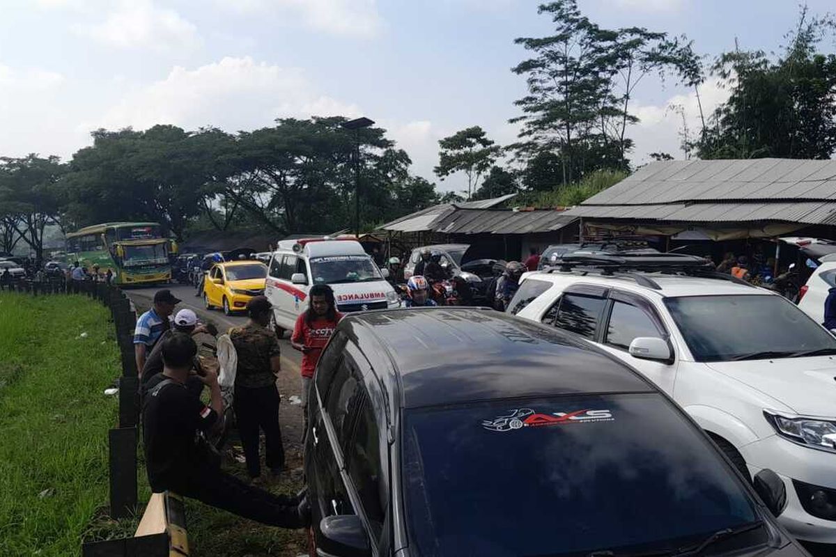 Tumpukan kendaraan masih mengular di kawasan Tanjakan Gentong Tasikmalaya, Jawa Barat, akibat kemacetan parah terjadi sejak Jumat (6/5/2022) kemarin sampai hari ini Sabtu (7/5/2022).