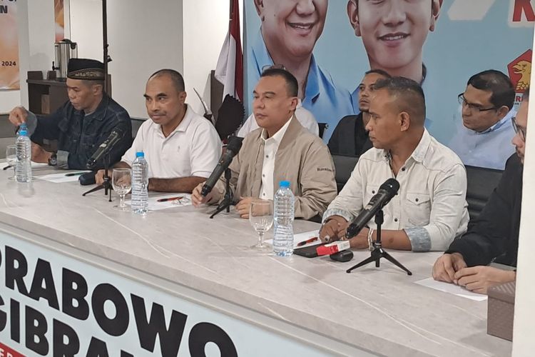 Ketua Koordinator Strategis TKN Prabowo-Gibran, Sufmi Dasco Ahmad dalam jumpa pers di Slipi, Jakarta, Jumat (19/4/2024) malam. 