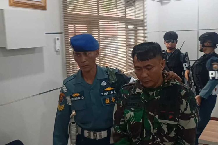 Seorang anggota TNI AL atau Marinir gadungan ditangkap Lanal Banten setelah 10 tahun mengaku dan bekerja sebagai petugas keamanan perumahan. Rabu (26/7/2023).