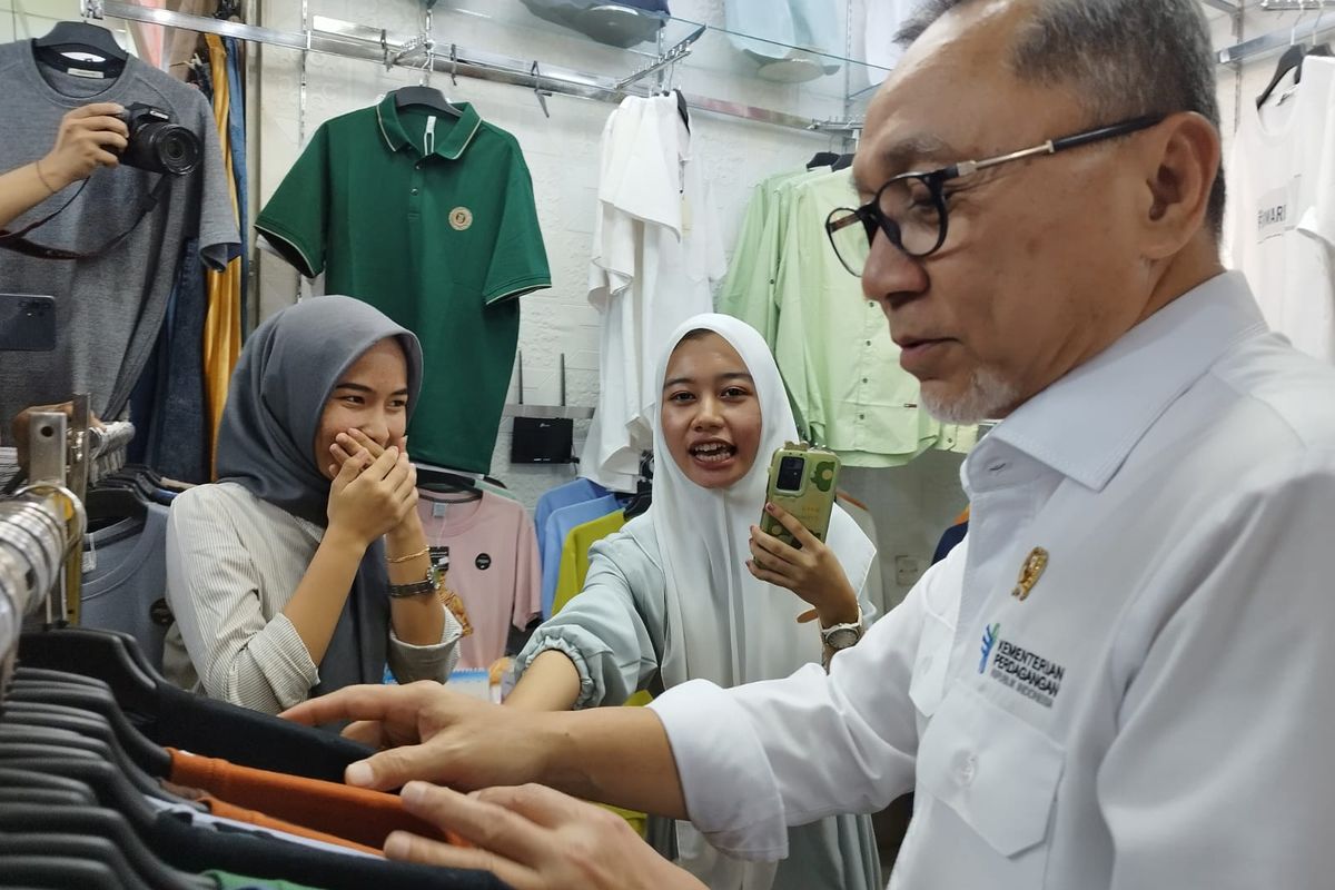 Menteri Perdagangan Zulkifli Hasan memilih baju di sebuah toko saat meninjau Pasar Tanah Abang Blok A, Jakarta Pusat, Jumat (13/10/2023). (KOMPAS.com/XENA OLIVIA)
