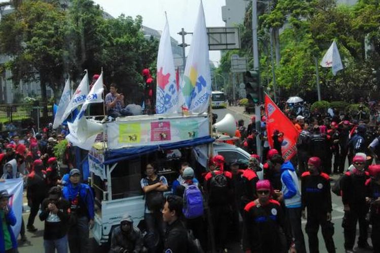 Ribuan buruh telah berkumpul di kawasan Patung Kuda Arjuna Wijaya, di Silang Monas sebelum memulai demonstrasi pada Jumat siang
