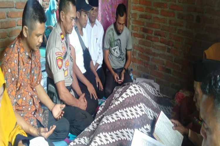 Jasad anggota KPPS asal Dompu yang meninggal dunia saat disemayamkan di rumah duka pada Rabu siang (24/4)