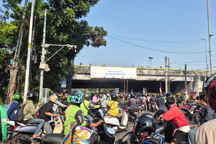 Massa yang Tutup Jalan Pejompongan Jakpus Bukan Warga Setempat, Diduga dari Bogor dan Jaktim