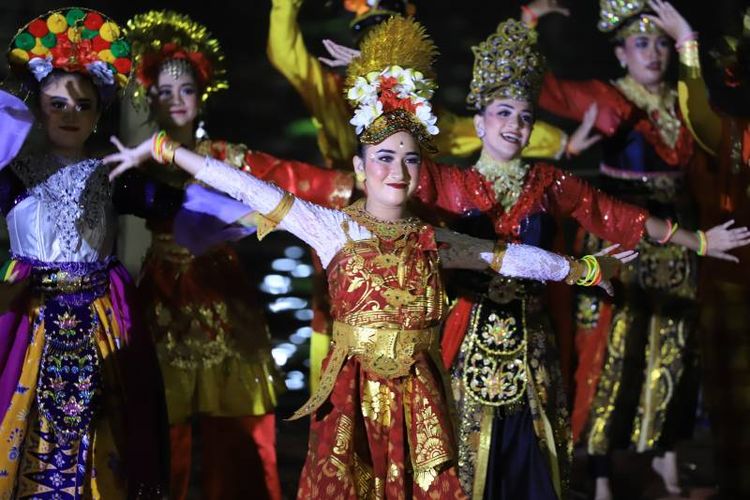 Salah satu hiburan pertunjukkan tari dalam Festival Cisadane yang diselenggarakan di area Jembatan Berendeng mulai Rabu (22/11/2023) sampai Minggu (26/11/2023).