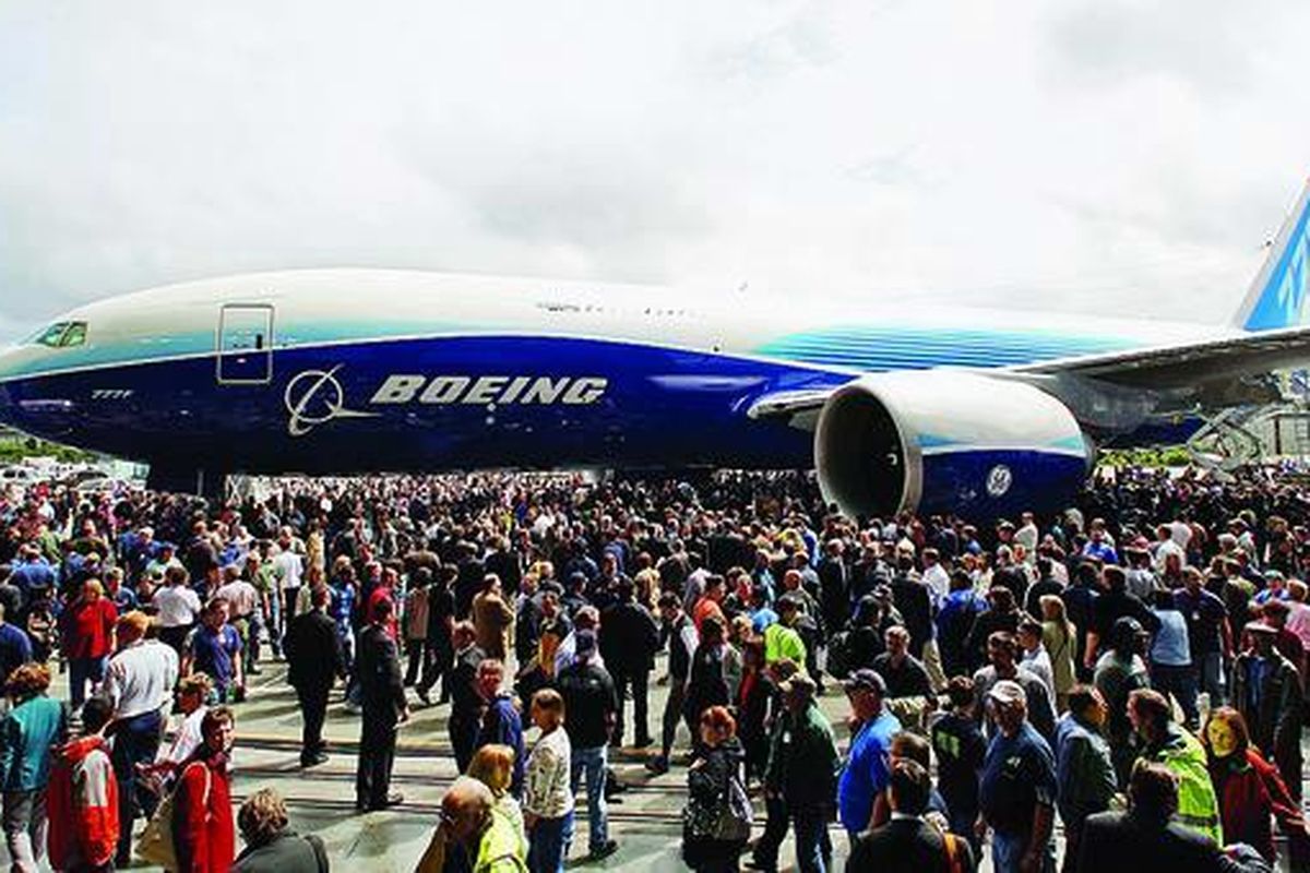 Boeing meluncurkan pesawat kargo terbaru seri 777 disaksikan para karyawan, tamu, dan media di pabrik pembuatan Boeing di Everett, Washington, AS, Rabu (21/5).  