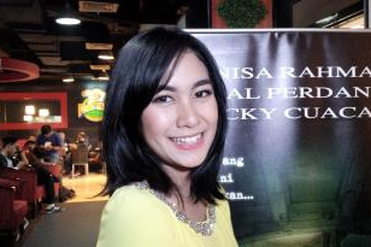 Penyanyi dan artis peran Anisa Rahma diabadikan sesudah jumpa pers film Menara Stasiun Cawang, di Platters Cafe, Plaza Setiabudi, Kuningan, Jakarta Selatan, Senin (28/9/2015).