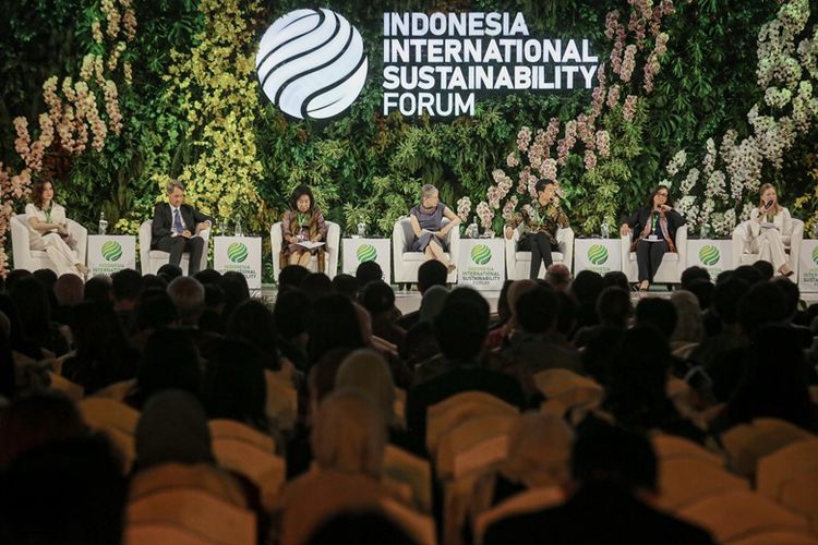 Wakil Direktur Utama Bank Mandiri Alexandra Askandar dalam sesi diskusi Indonesia International Sustainability Forum (IISF) 2024 bertema ?Financing Enabler for ESG (APINDO and Kearney Session)? yang diselenggarakan di JCC Senayan Jakarta, Jumat (6/9/2024). 