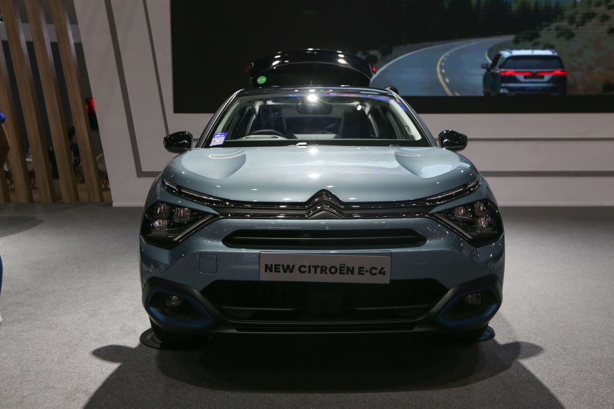 Mobil sport utility vehicle (SUV) listrik Citroen e-C4 dipamerkan di ajang Indonesia International Motor Show (IIMS) 2023 di JIExpo, Kemayoran, Jakarta Pusat, Kamis (16/2/2023). Tenaga Citroen e-C4 bersumber dari baterai lithium-ion berkapasitas 50 kWh bertegangan 400 volt, dapat melaju hingga 350 kilometer dalam kondisi baterai penuh.