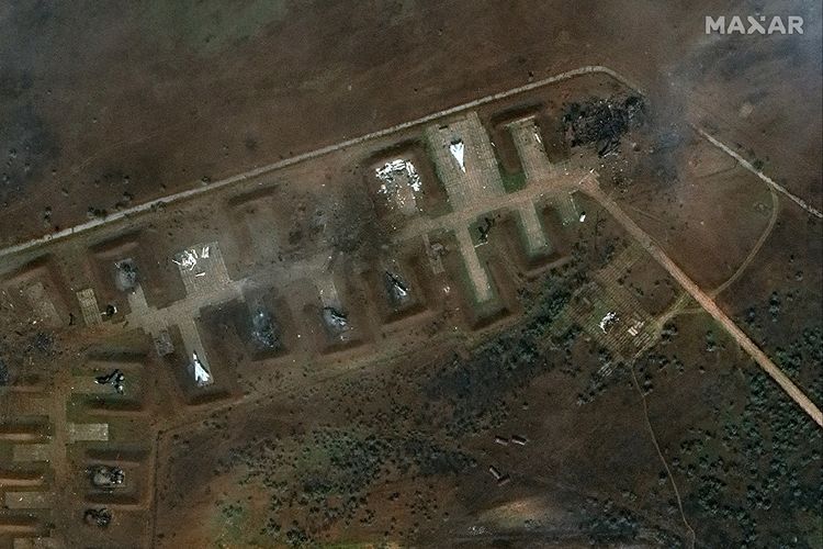 Foto dari satelit Maxar Technologies memperlihatkan pangkalan Crimea tepatnya pangkalan udara Saki milik Rusia hancur pada 10 Agustus 2022.