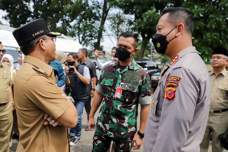 Bupati Bandung Dadang Supriatna, Kapolresta Bandung Kombes Pol Kusworo Wibowo beserta Danlanud Sulaiman Kolonel Pnb Abdul Haris berdiskusi soal maraknya para pengepul atau bandar yang melakukan spekulasi harga yang berdampak pada anjloknya harga sayuran di tingkat petani