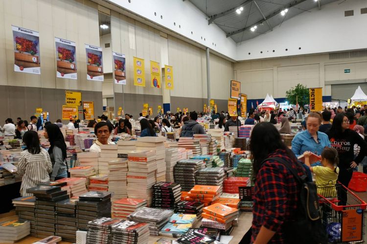 Suasana bazar buku Big Bad Wolf Jakarta 2019 pada hari ketiga, Minggu (3/1/2019).