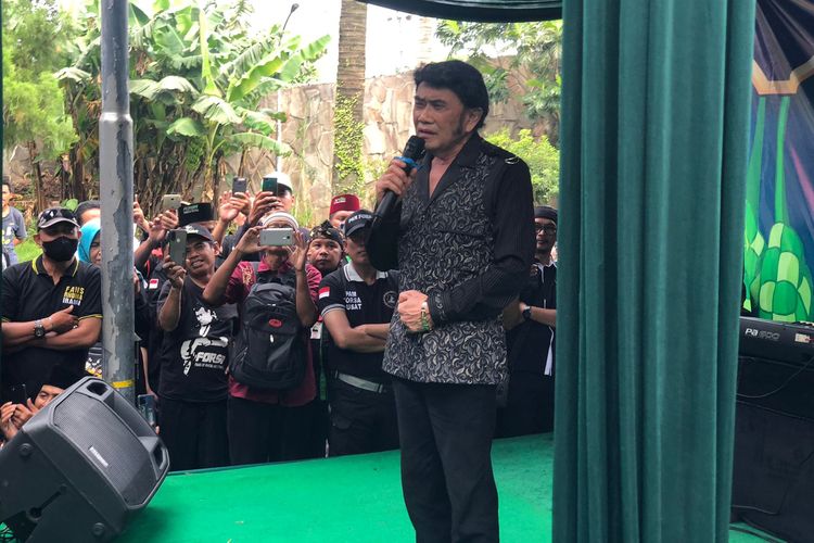 Penyanyi dangdut Rhoma Irama menghadiri acara halalbihalal Forsa (Fans of Rhoma and Soneta) yang diselenggarakan di Soneta Records di Depok, Jawa Barat, Selasa (3/5/2022).