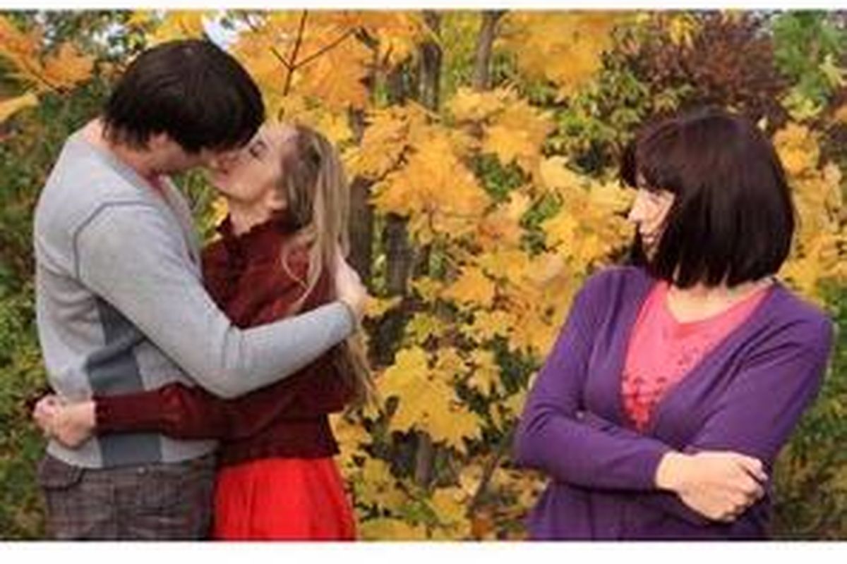 Hindari ber-PDA, yang bisa menimbulkan perasaan canggung untuk mantan.