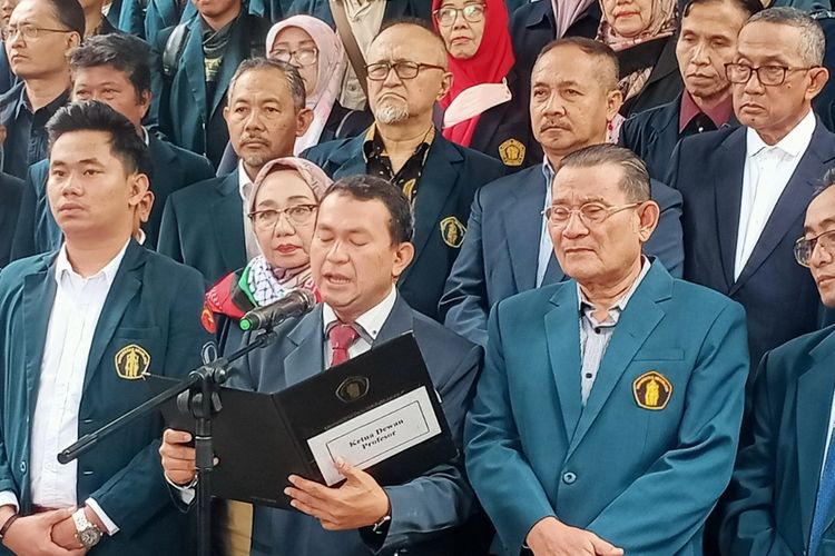 Perwakilan Civitas Akademika UB, Prof Sukir Maryanto saat menyampaikan Pernyataan Sikap Tentang Penegakan Hukum dan Etika Demokrasi di Indonesia. 