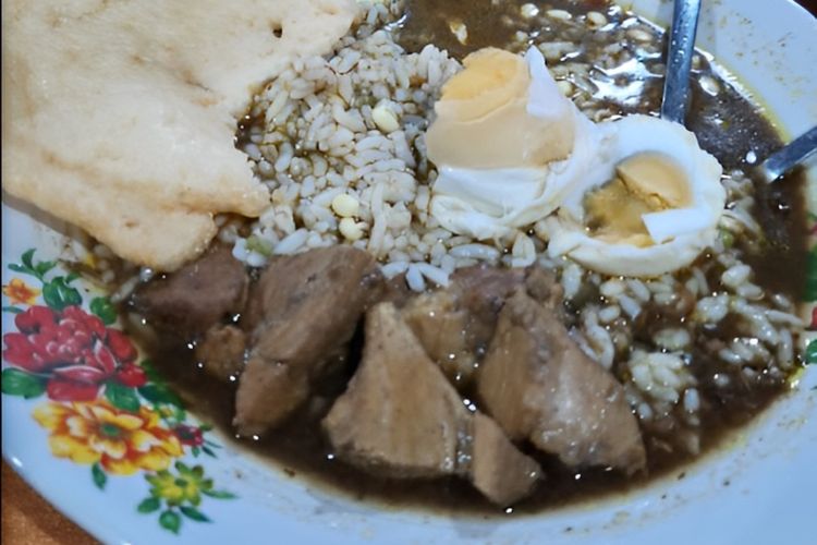 Tampilan Sepiring Rawon Kalkulator, Sentra PKL Taman Bungkul, Surabaya