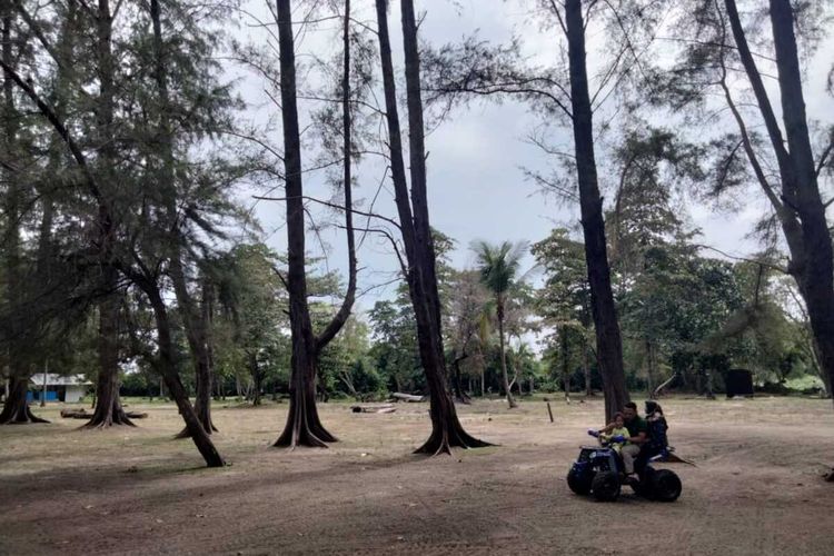 Wisatawan di Pioneer Camp, Desa Blang Payang, Kecamatan Muara Satu, Kota Lhokseumawe, Minggu (31/1/2021).