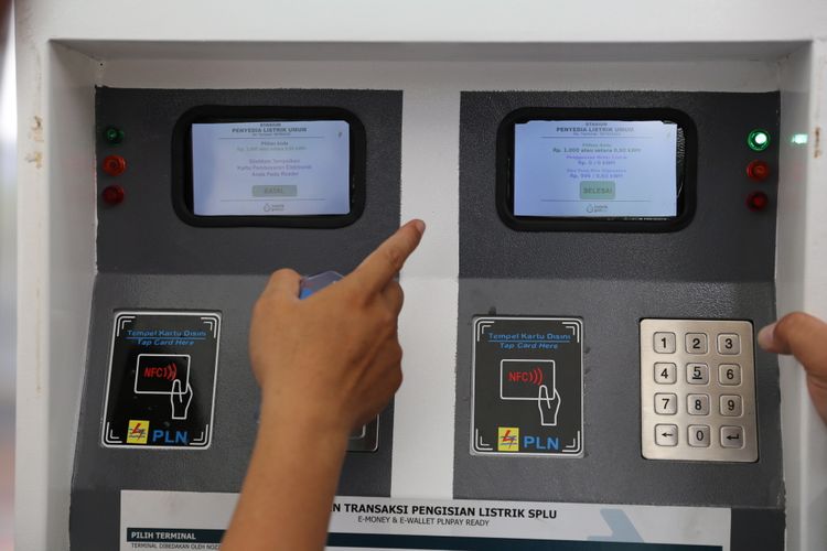 Pengunjung menguji Stasiun Penyedia Listrik Umum (SPLU) saat diluncurkan di Kantor PLN Disjaya, Gambir, Jakarta Pusat, Kamis (14/12/2017). PLN Distribusi Jakarta Raya (Disjaya) menargetkan 1000 SPLU (Stasiun penyedia listrik umum) untuk mempemudah kebutuhan listrik masyarakat di tempat umum.