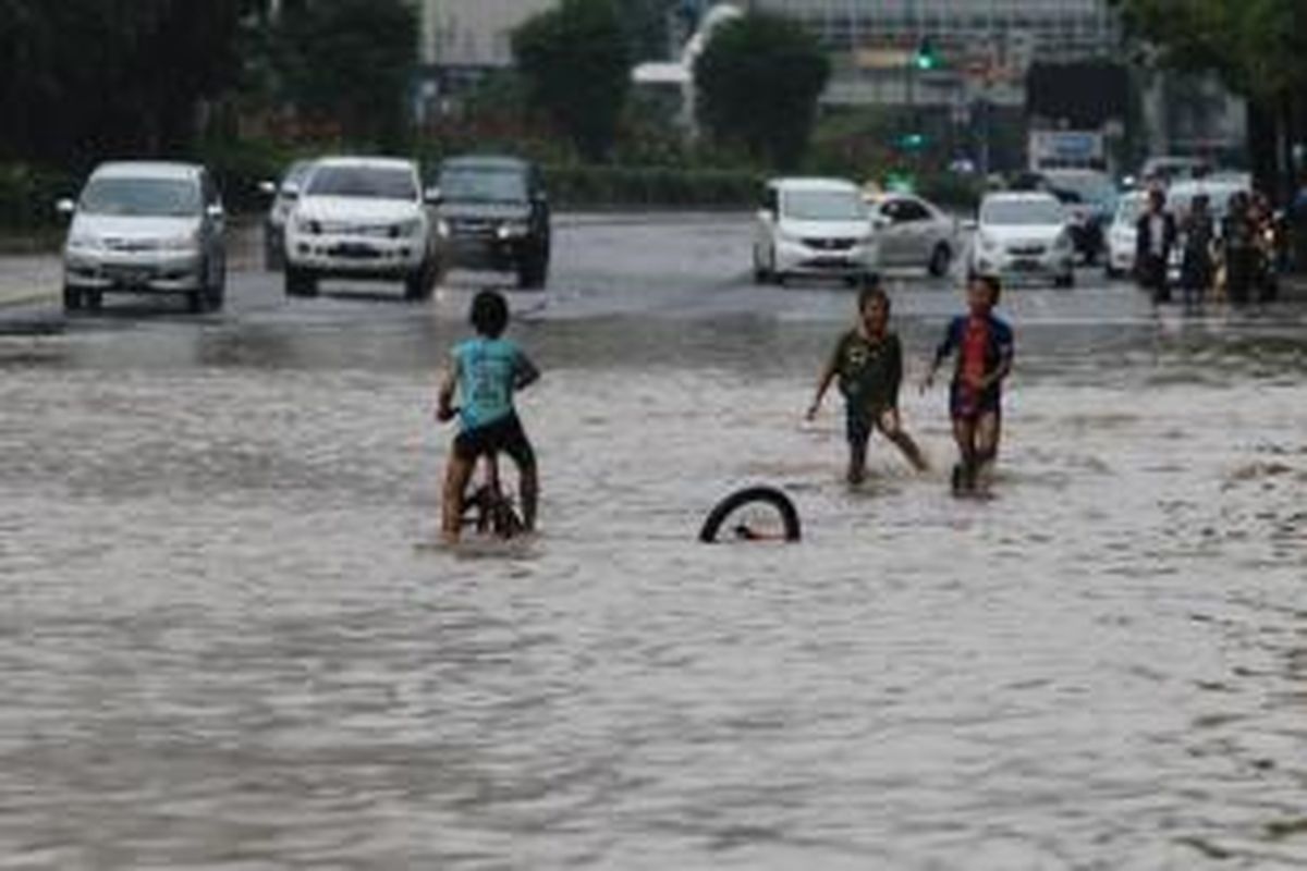 Banjir di ruas Jalan MH Thamrin, Jakarta Pusat, Senin (9/2/2015). Hujan lebat mengakibatkan sejumlah ruas jalan di Jakarta dan sekitarnya terendam banjir dan menyebabkan kemacetan.