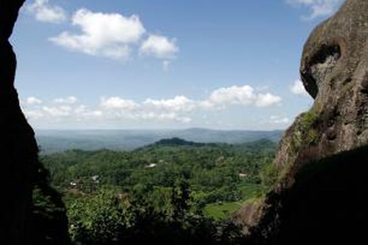 Pemandangan Kota Yogyakarta dari celah dua batu raksasa di kawasan wisata Gunung Api Purba Nglanggeran, Gunungkidul, DI Yogyakarta.