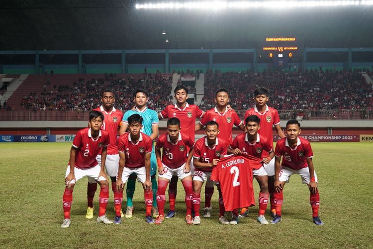 Foto skuad timnas U16 Indonesia menjelang laga versus Myanmar pada laga semifinal Piala AFF U16 2022 di Stadion Maguwoharjo, Sleman, Rabu (10/8/2022). Indonesia akan menghadapi Vietnam pada laga final Piala AFF U16 2022, Jumat (12/8/2022). Terkini, timnas U17 Indonesia akan menghadapi Malaysia pada laga pamungkas Grup B Kualifikasi Piala Asia U17 2023 di Stadion Pakasari, Bogor, Minggu (9/10/2022) malam WIB. Untuk laga kontra Malaysia, timnas U17 Indonesia dipastikan tampil tanpa kapten Iqbal Gwijangge yang terkena akumulasi kartu kuning.