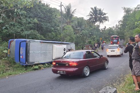 Tak Kuat Menanjak, Bus Pariwisata Terguling di Jalan Baron Gunungkidul