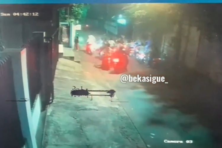 Sebuah rekaman video yang memperlihatkan gerombolan pemuda menenteng senjata tajam (sajam) dan masuk ke permukiman warga terekam dalam CCTV. Lokasi di duga di Bekasi.