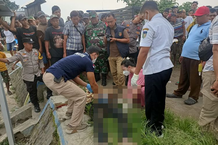 Petugas memeriksa jasad Fajar Sodikin (22) yang tewas tenggelam di Waduk Siman Kecamatan Kepung, Kabupaten Kediri, Jawa Timur, Selasa (16/4/2024).