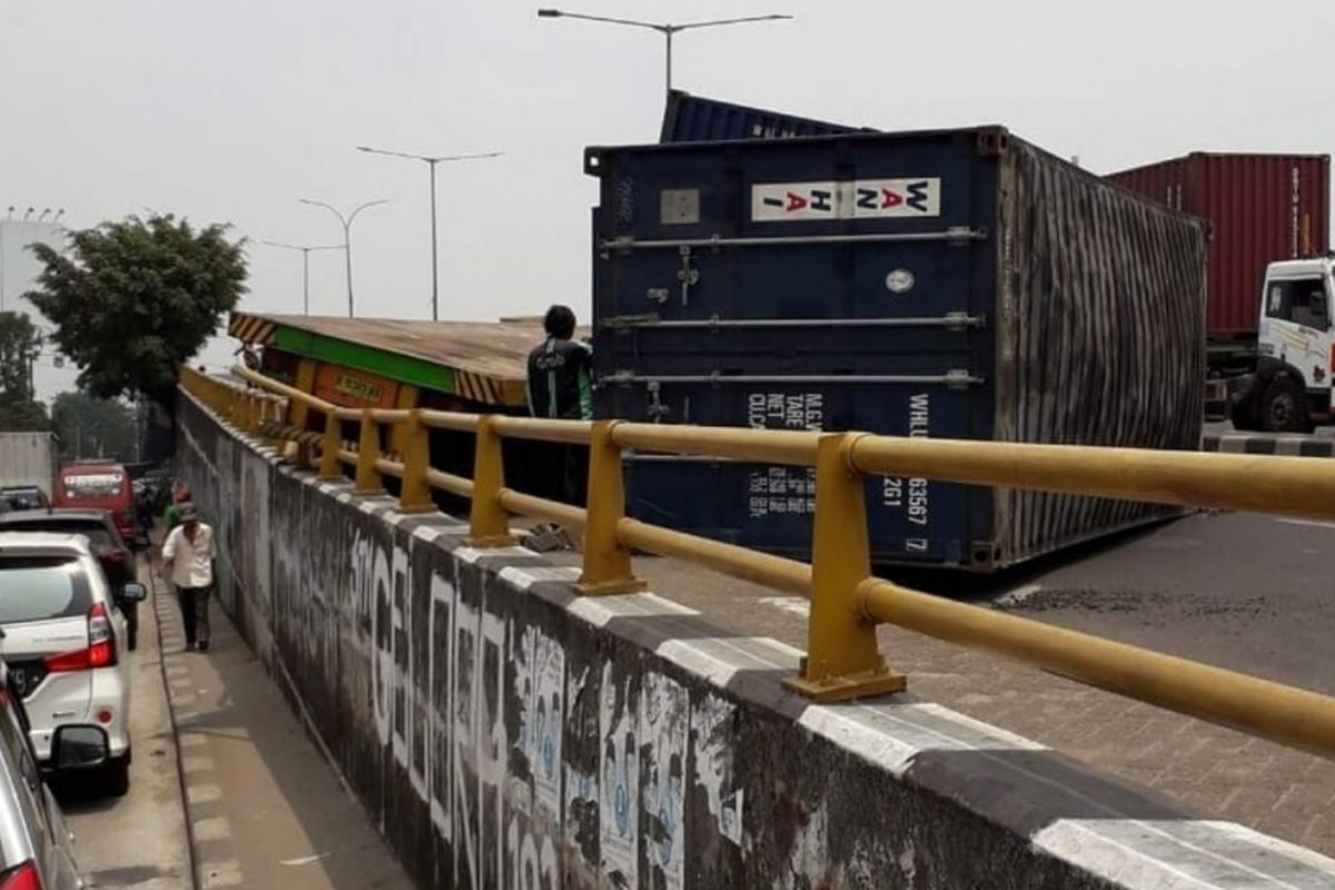 Truk terbalik di Flyover Kranji, Jalan Sultan Agung, Bekasi, Barat, Kota Bekasi, Kamis (27/9/2018).