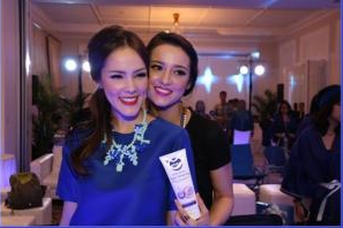 Cathy Sharon (depan) dan Julie Estelle pada acara peluncuran NIVEA Whitening Body Serum di Jakarta