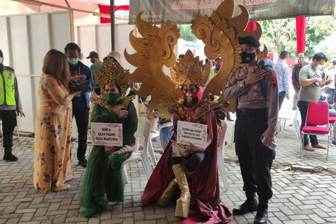 Rindu Karnaval, 2 Pegiat Seni di Banyumas Gunakan Kostum Unik Saat Divaksin Covid-19